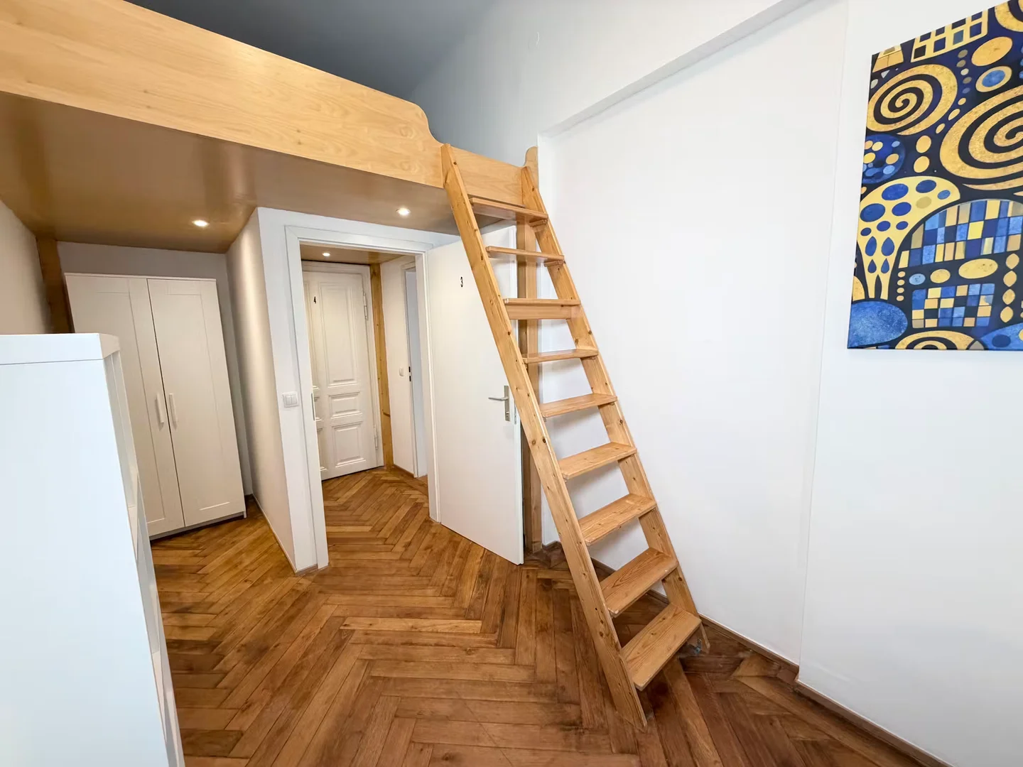 Quarto de estudante em com área de estudo e instalações partilhadas