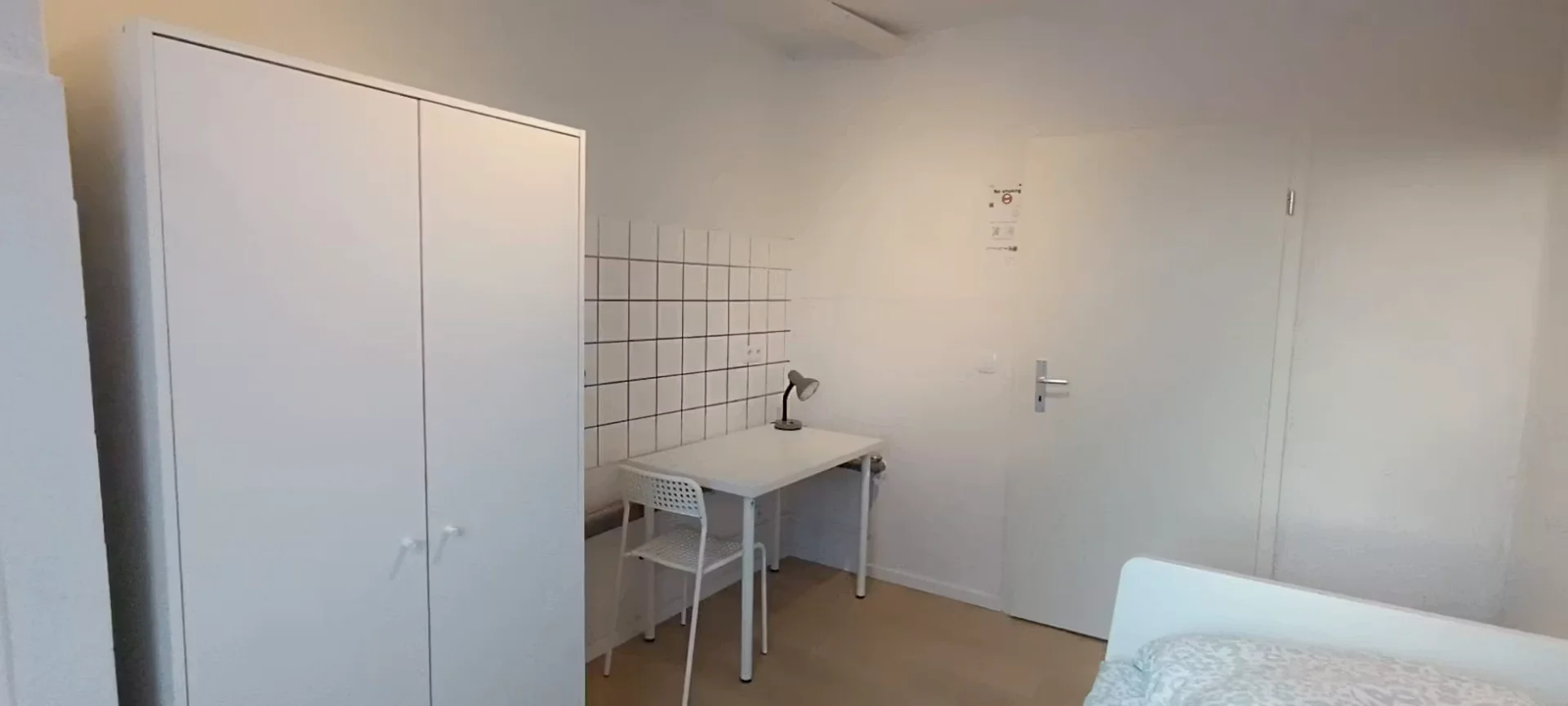 Stanza economica per studenti con ampia illuminazione in