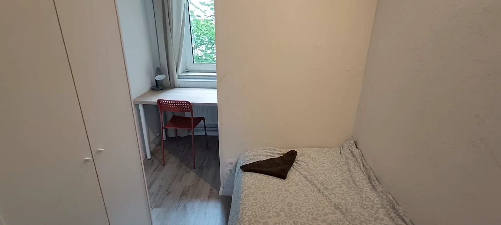 Quarto de estudante económico com localização conveniente em 