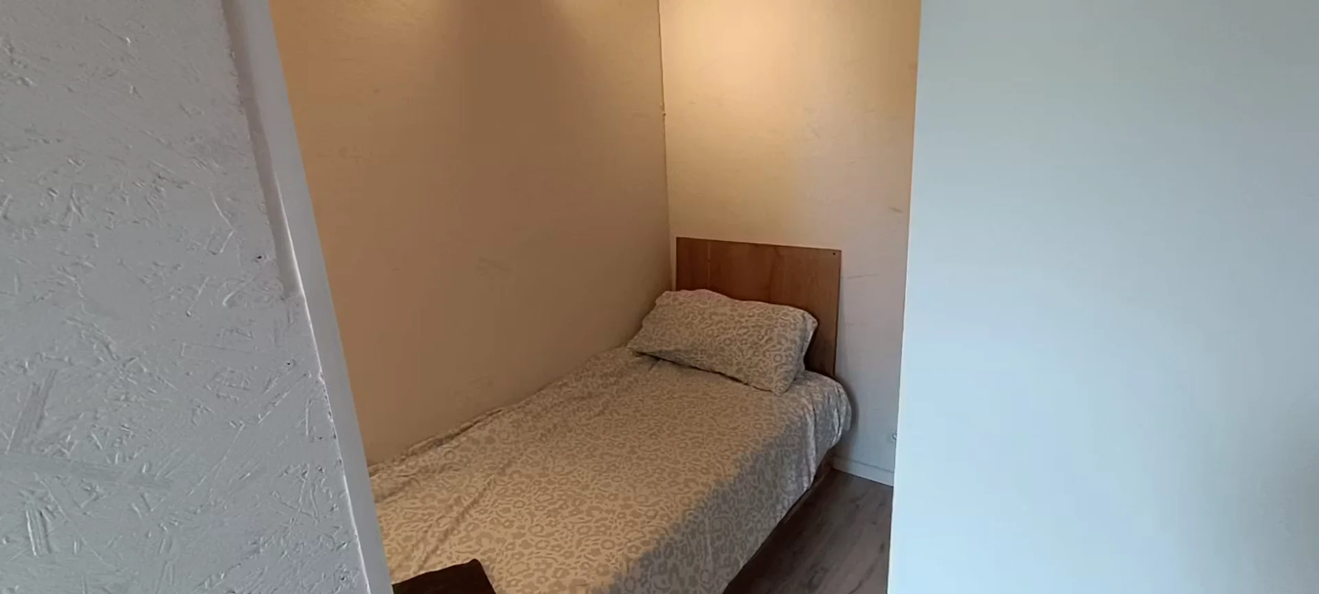 Quarto de estudante económico com localização conveniente em 