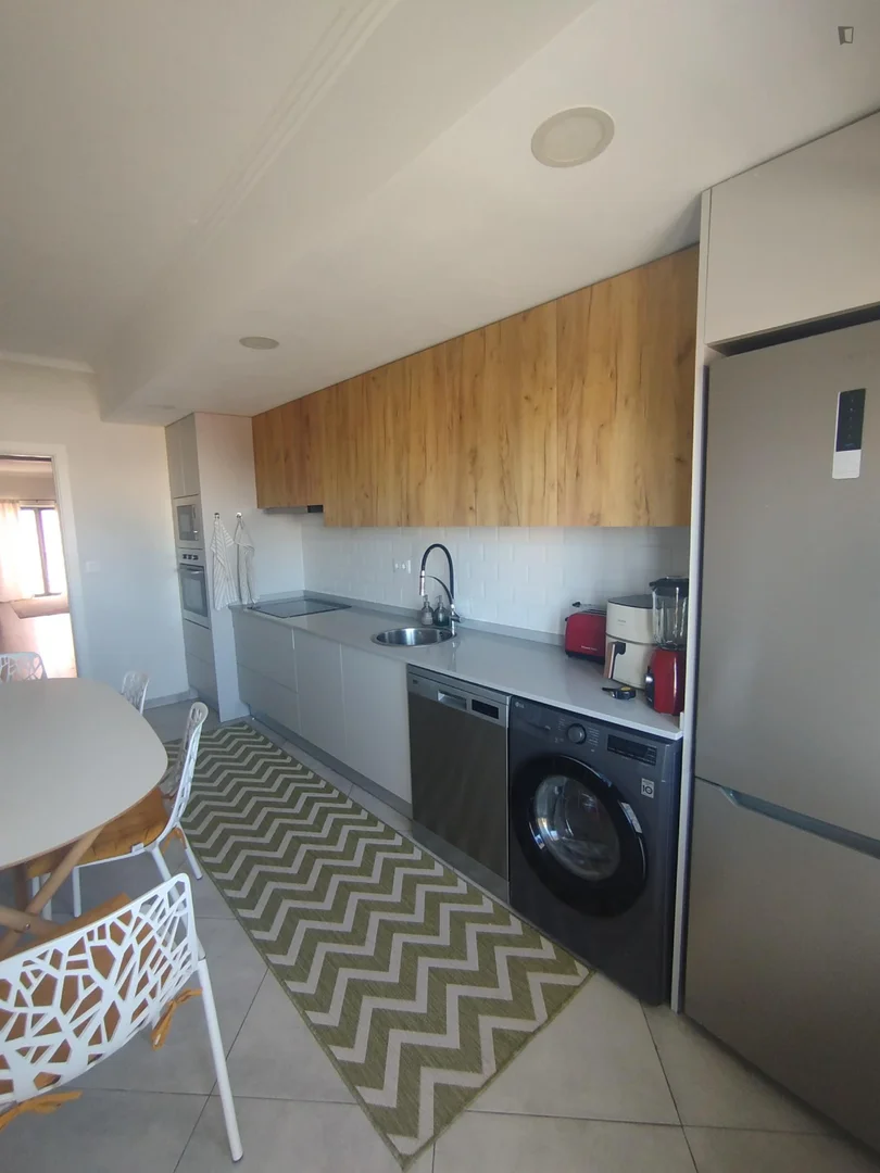 Habitación estudiantil luminosa y aireada con fácil acceso a la universidad en 