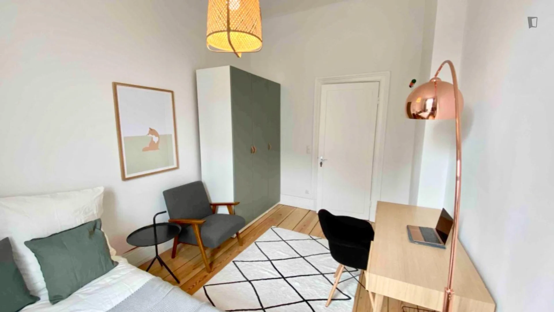 Habitación estudiantil amplia y cómoda en 