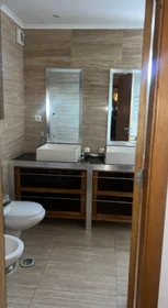 Stanza privata in Avenida General Carmona, immagine 10 di 20