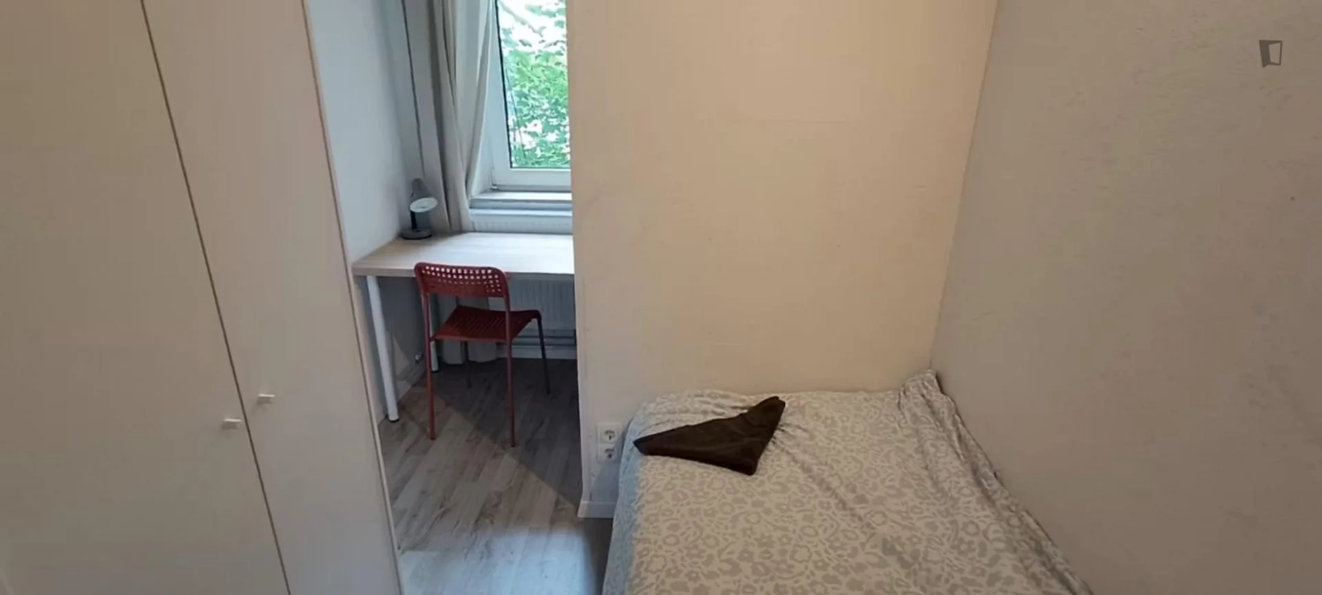 'de öğrenci dairesinde, tamamen mobilyalı kiralık oda