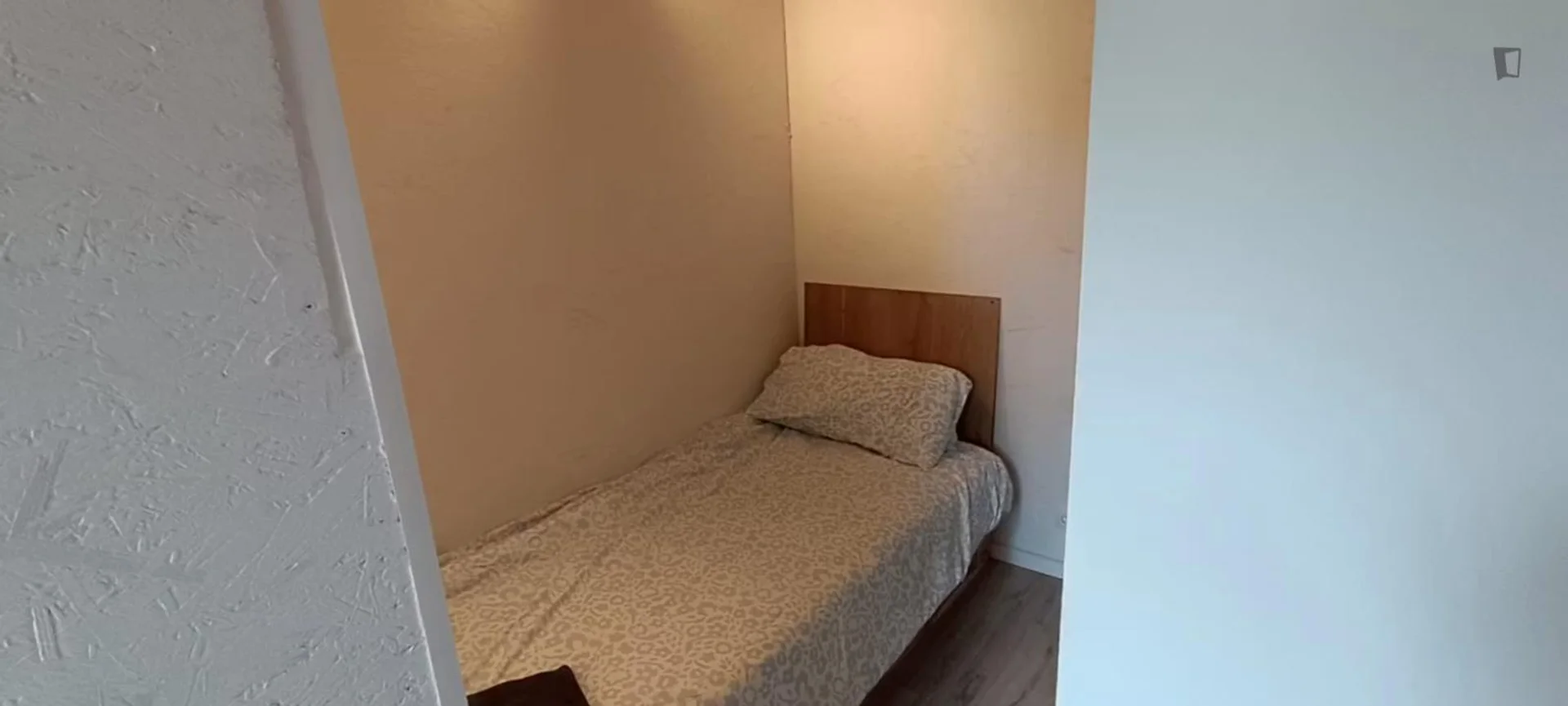 'da çalışma alanı ve ortak tesisler bulunan öğrenci odası