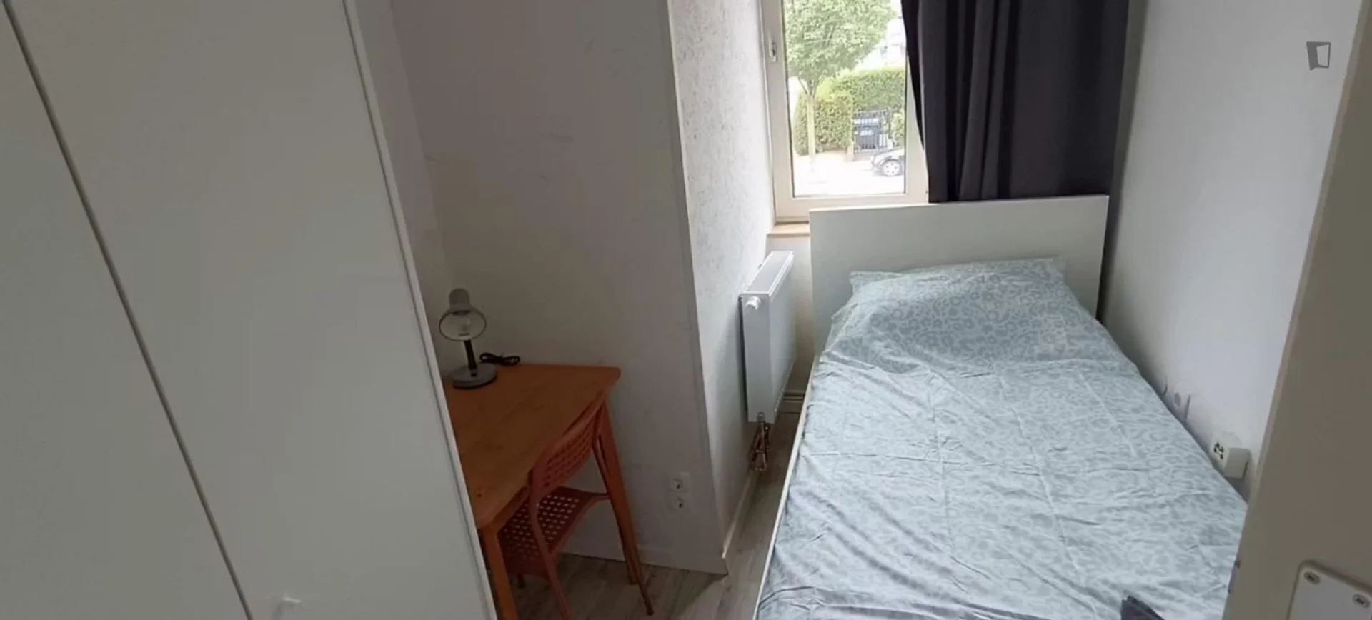 'da öğrenciler için yeterli aydınlatmaya sahip uygun fiyatlı oda