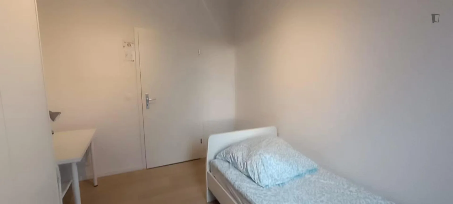  bölgesinde uygun konuma sahip ekonomik öğrenci odası