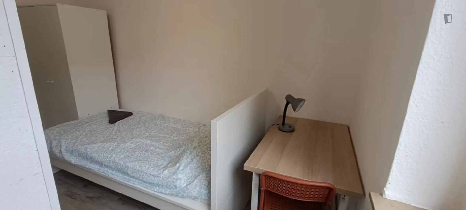 'de modern olanaklara sahip öğrenci dostu oda