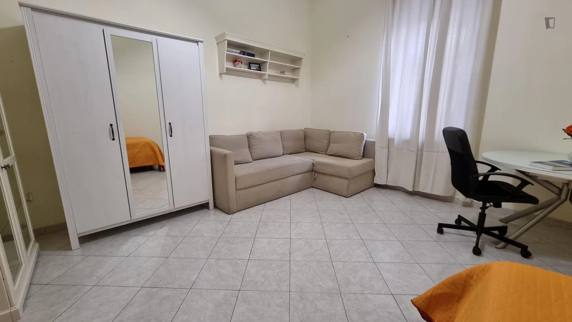 Chambre abordable pour les étudiants avec un bon éclairage dans 