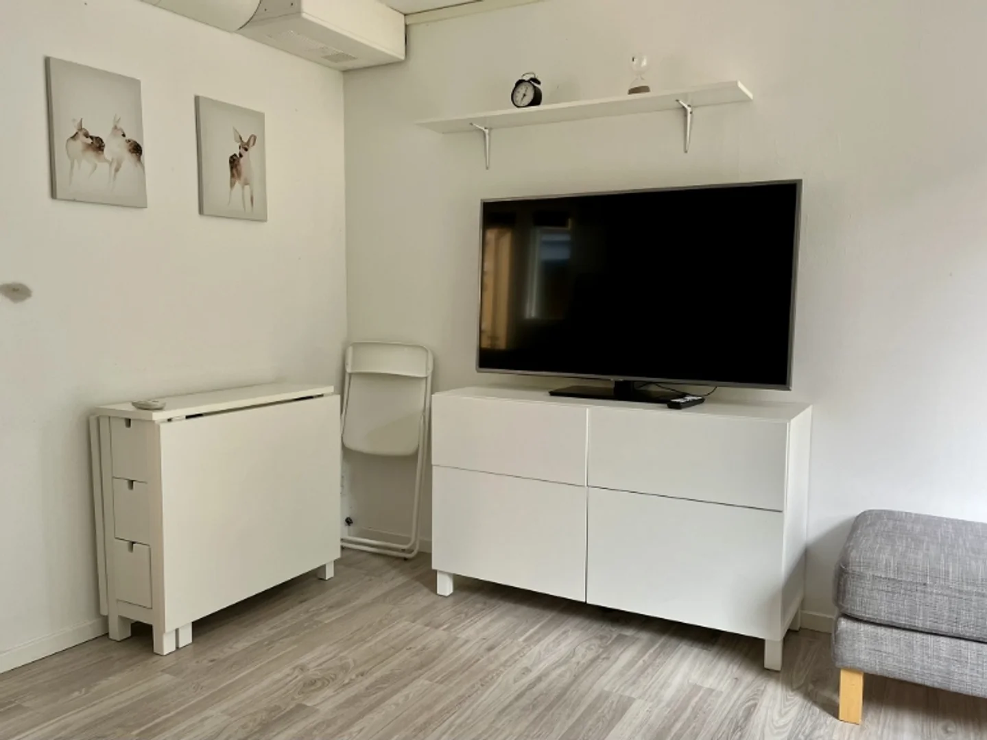 Moderno estudio para estudiantes con todas las comodidades en