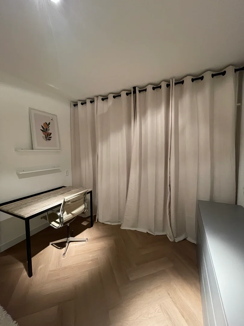 Student-friendly room in  with modern amenities
