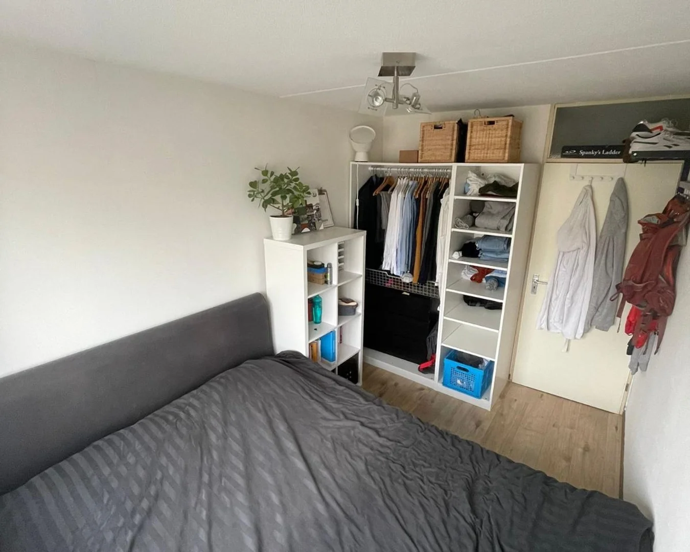 Quarto de estudante em  com área de estudo e instalações partilhadas