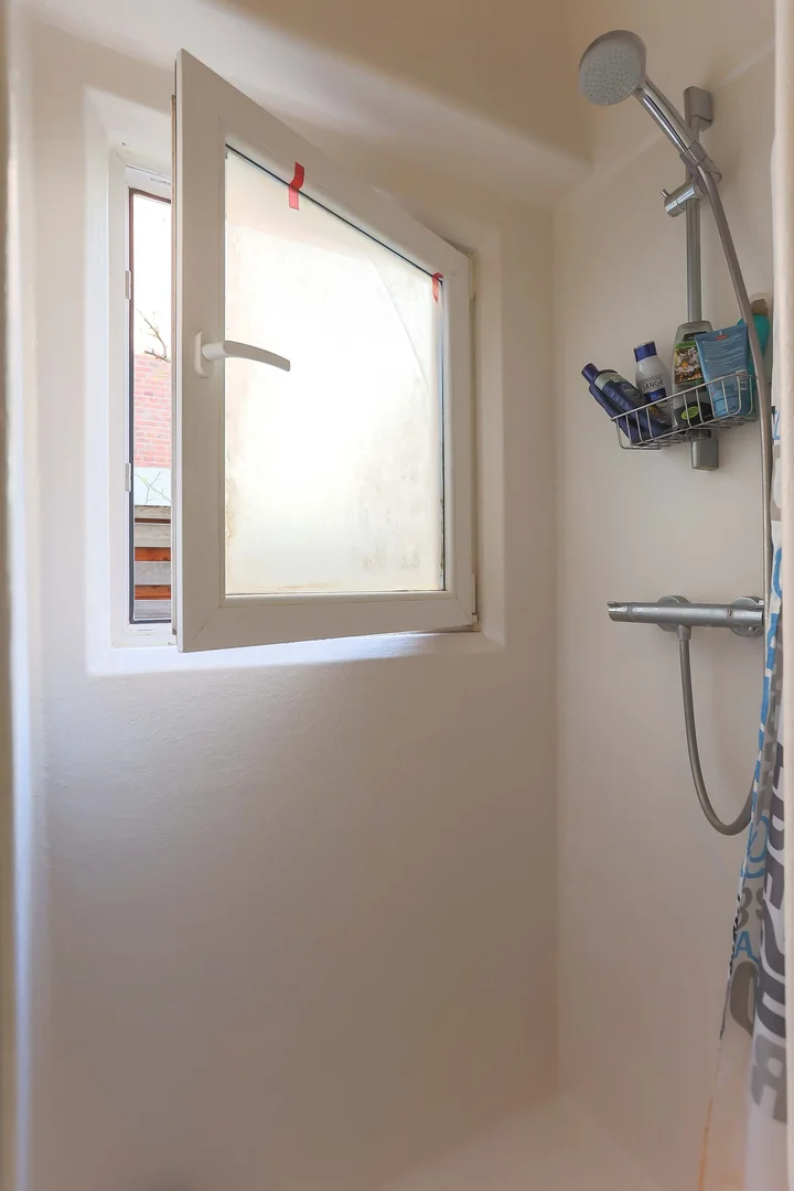 Economical student room with convenient location in 