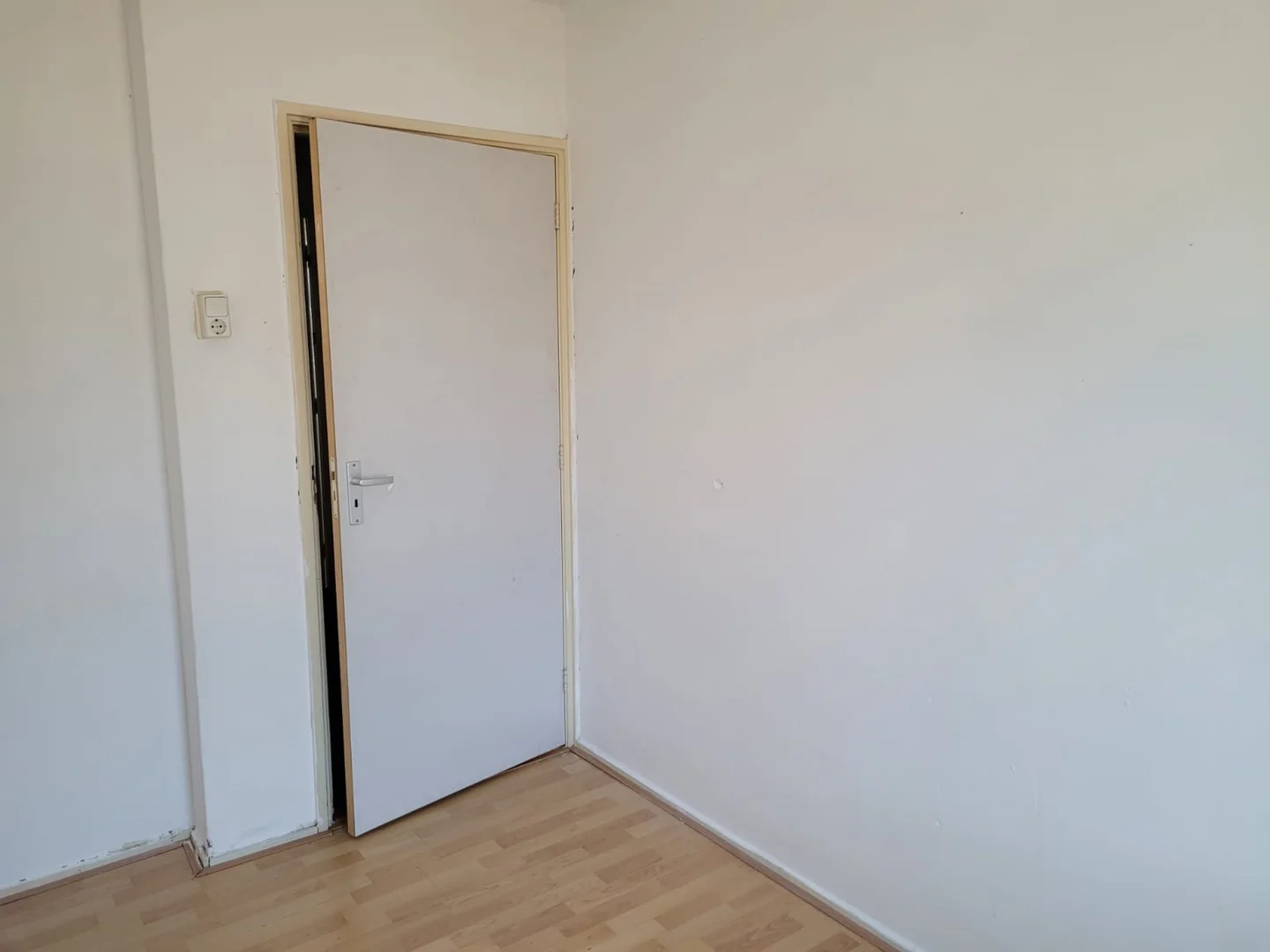 Functional student room perfect for studying in 