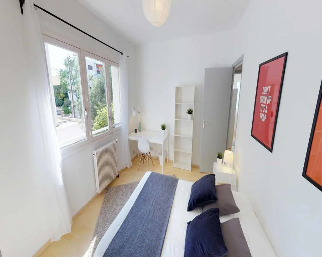 Quarto acessível para estudantes com iluminação ampla em 