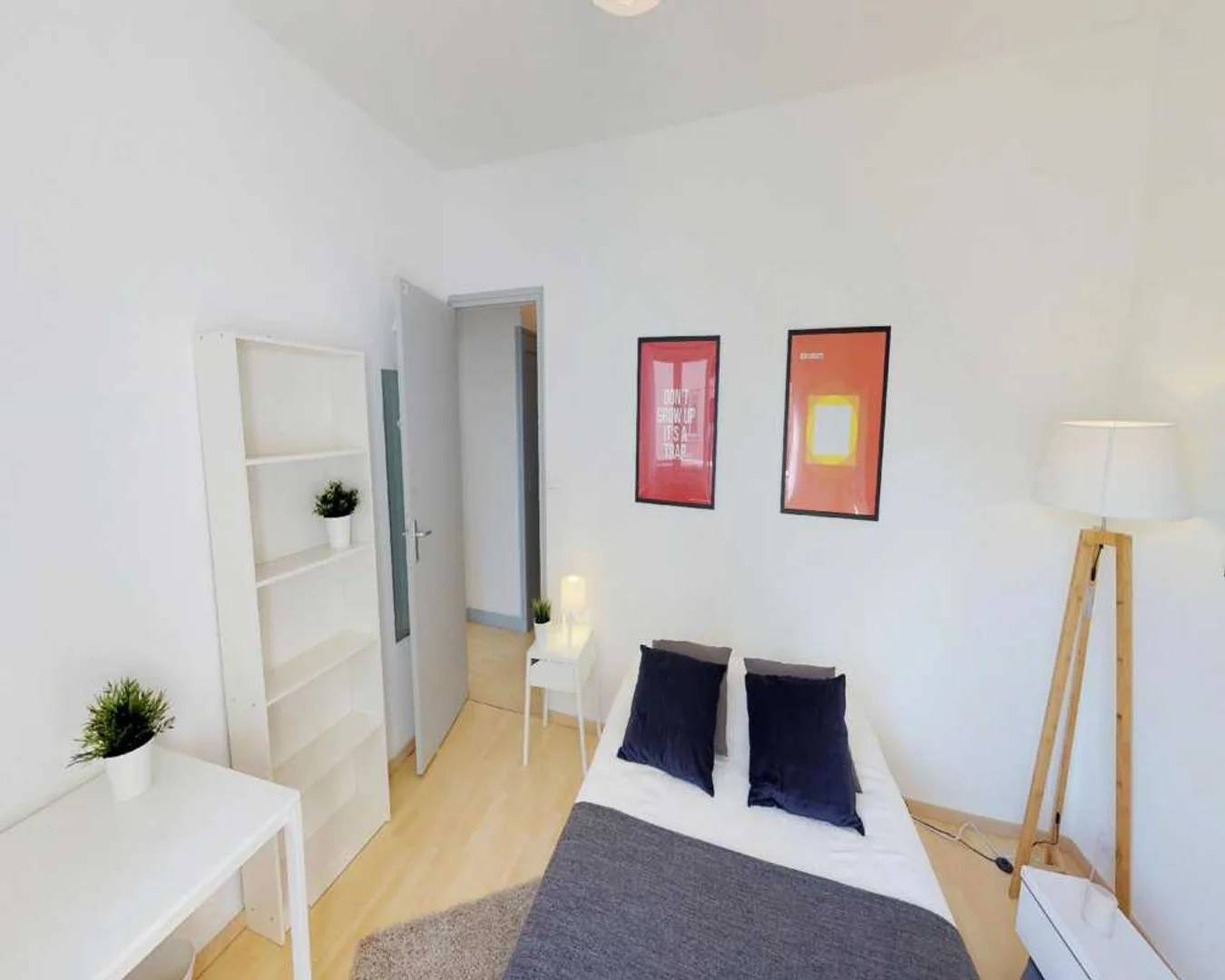 Quarto de estudante económico perto do campus em 