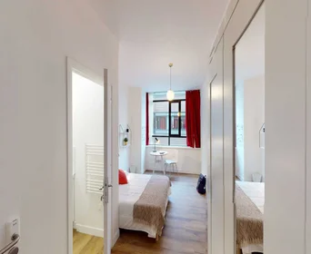 Private room at Avenue Sainte-Anne, image 2 of 21