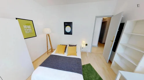 Stanza privata in Rue des Hospices, immagine 1 di 10