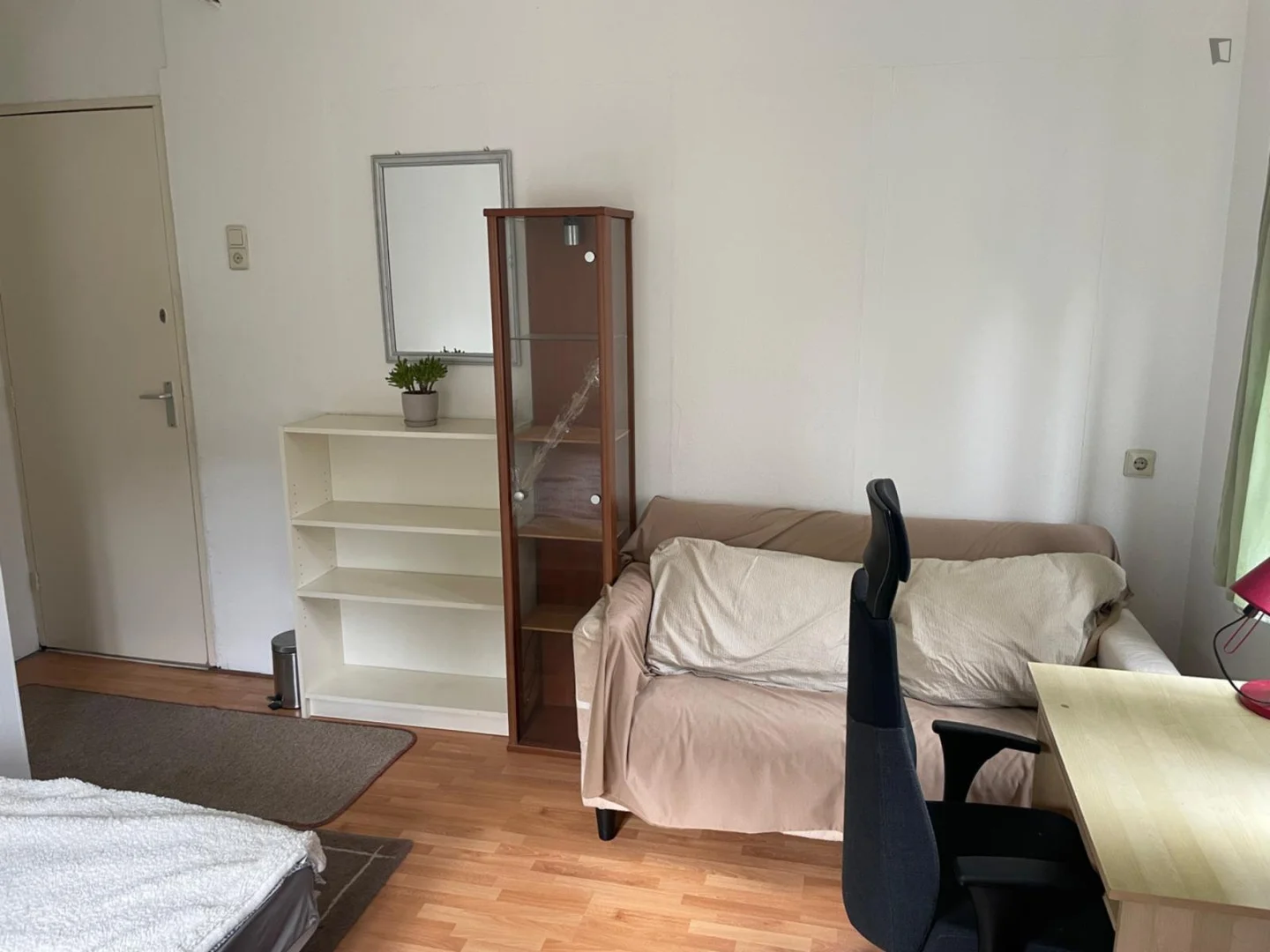 Cozy room for students available in 