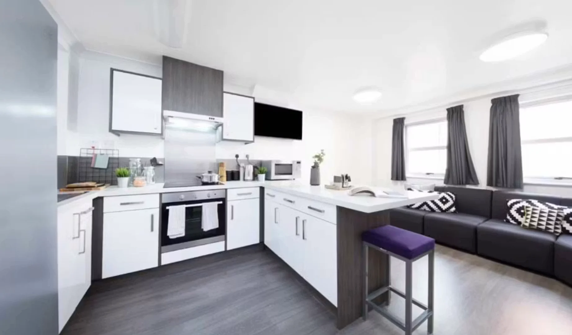 Habitación estudiantil luminosa y aireada con fácil acceso a la universidad en