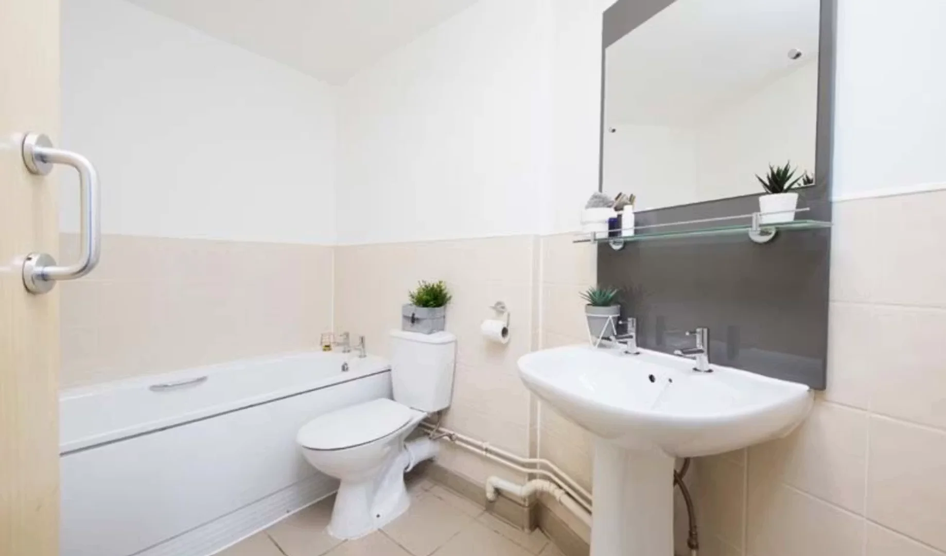 Habitación estudiantil amplia y cómoda en
