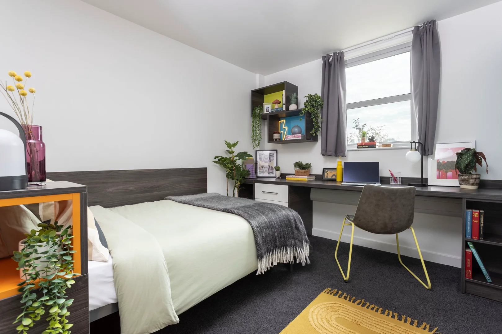 Habitación estudiantil luminosa y aireada con fácil acceso a la universidad en