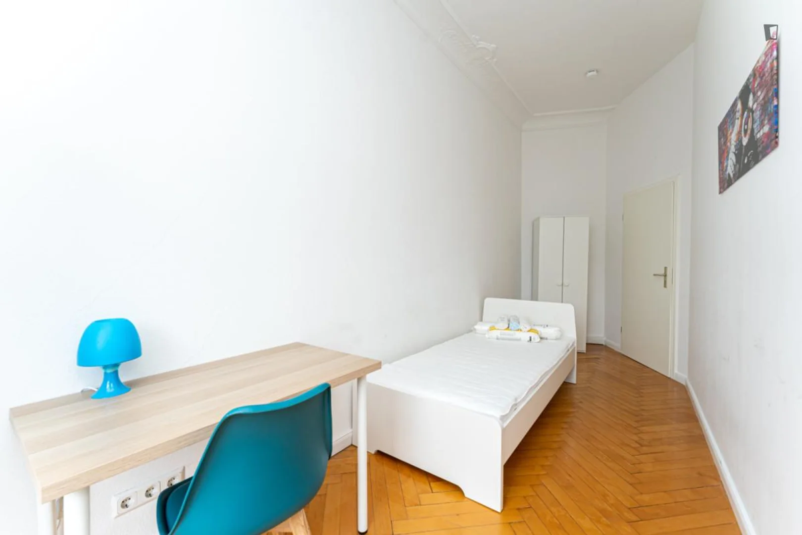 Studentenzimmer in mit Arbeitsbereich und Gemeinschaftseinrichtungen