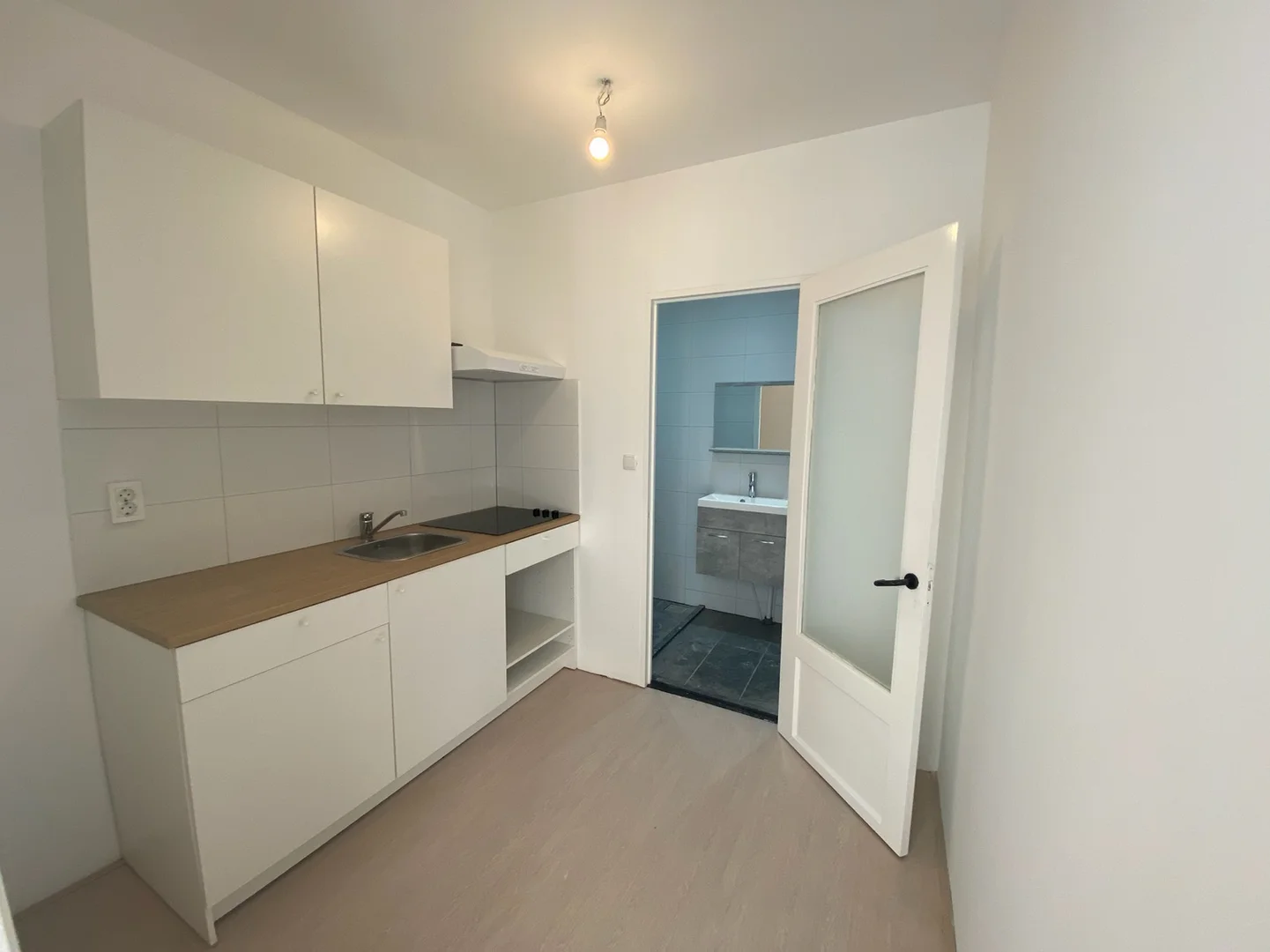 Chic studio apartment near campus in 