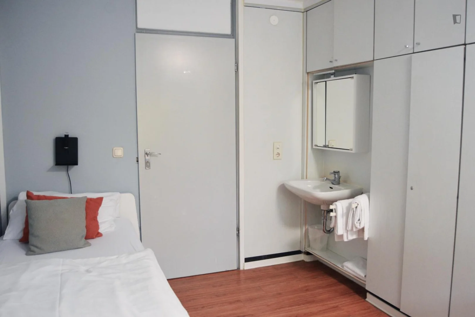 Room for rent in student apartment in , fully furnished