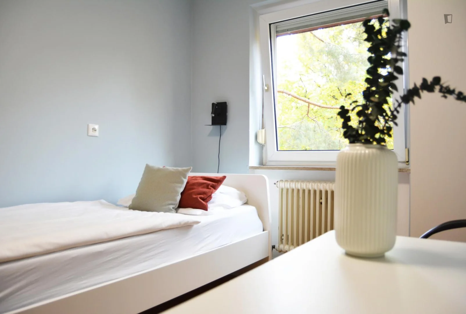 Economical student room with convenient location in