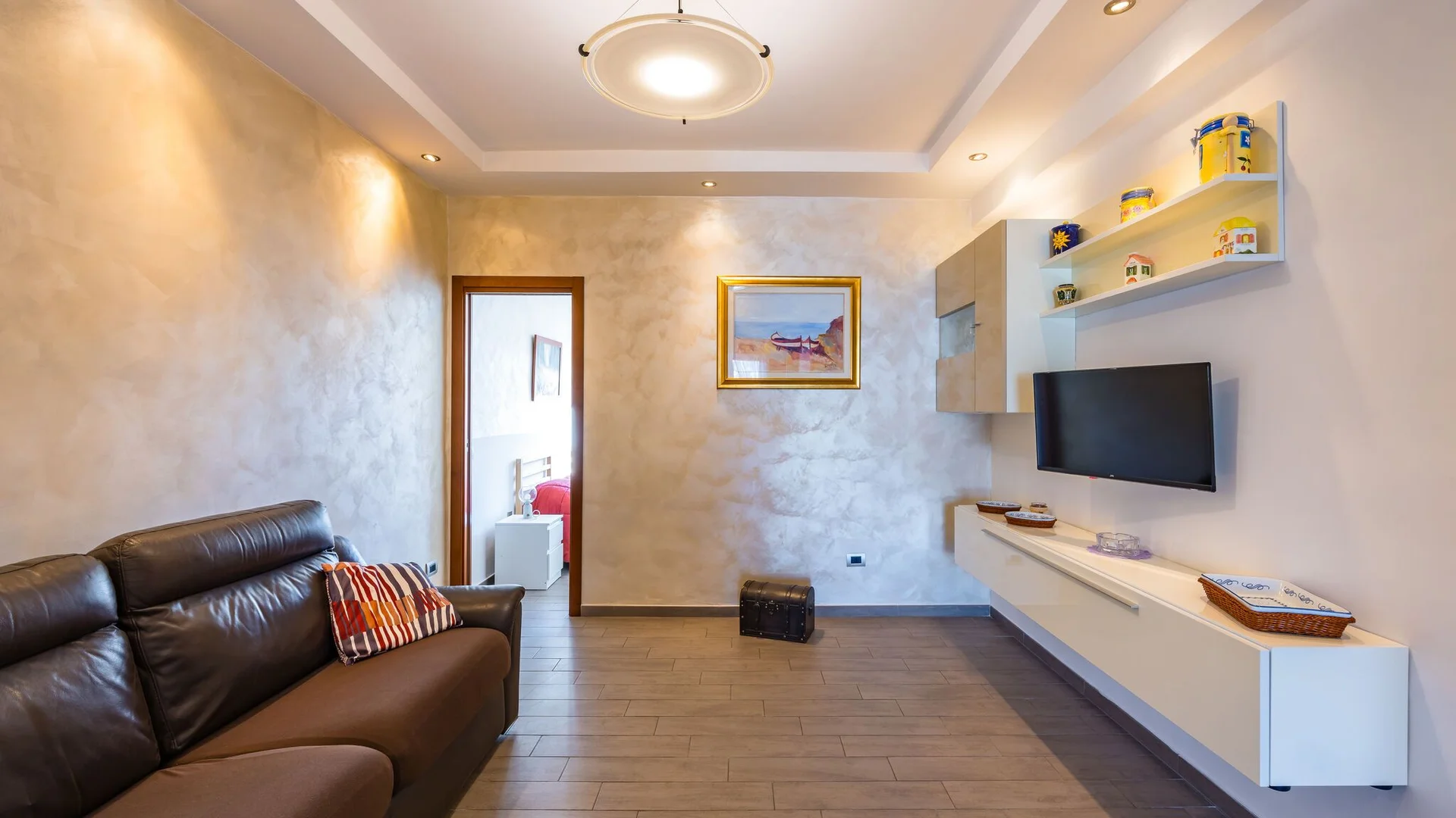 Habitación estudiantil funcional perfecta para estudiar en 