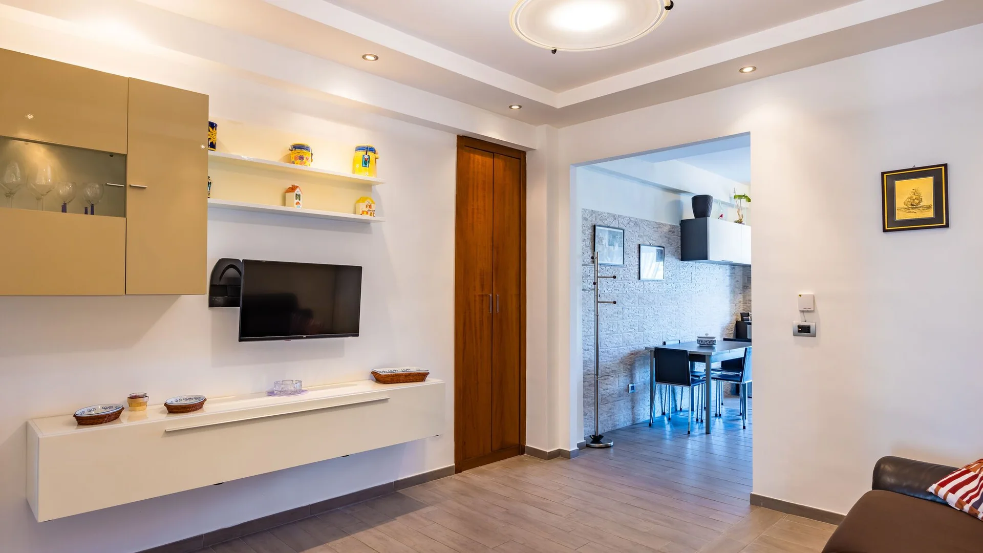 Habitación estudiantil funcional perfecta para estudiar en 