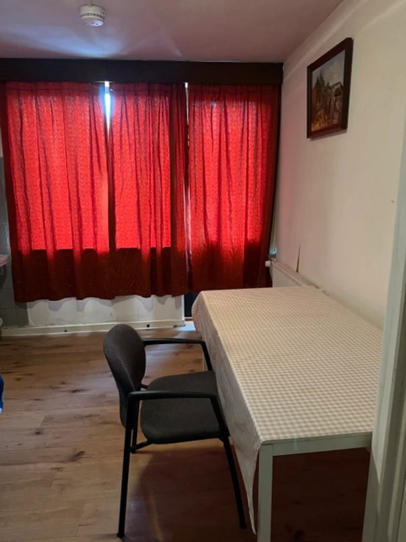 Quarto para alugar em apartamento de estudantes em , totalmente mobilado
