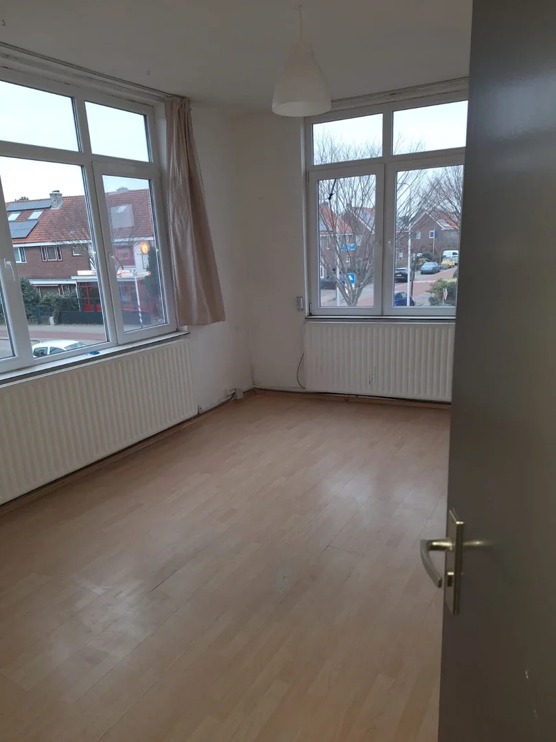 Bright and airy student room with easy university access in 
