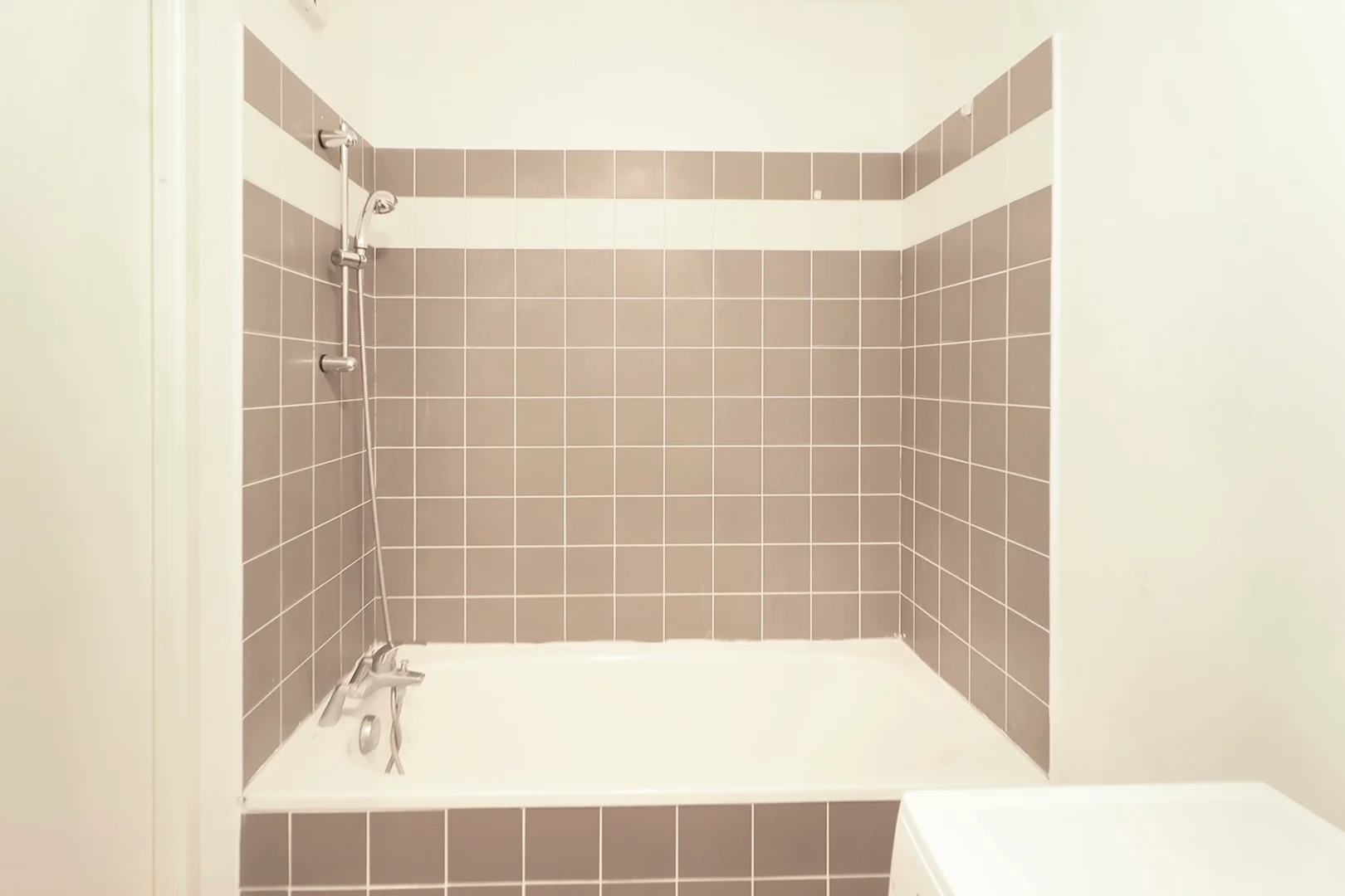 Habitación estudiantil funcional perfecta para estudiar en 
