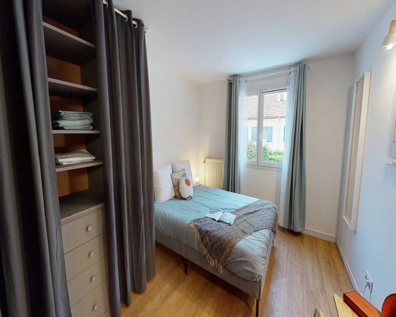 Chambre abordable pour les étudiants avec un bon éclairage dans 