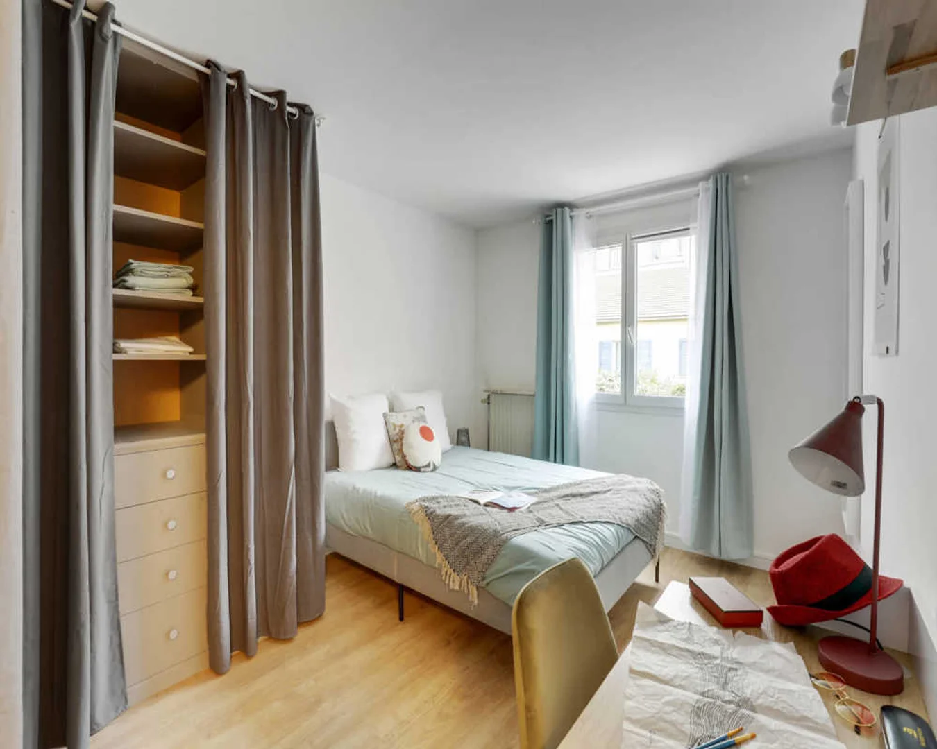 Chambre d'étudiant lumineuse et aérée avec accès facile à l'université dans 