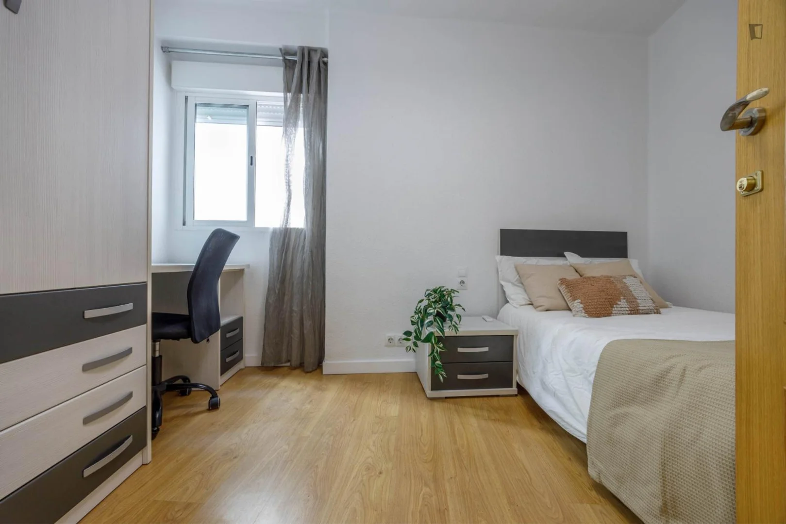 Habitación para estudiantes en  con modernas comodidades