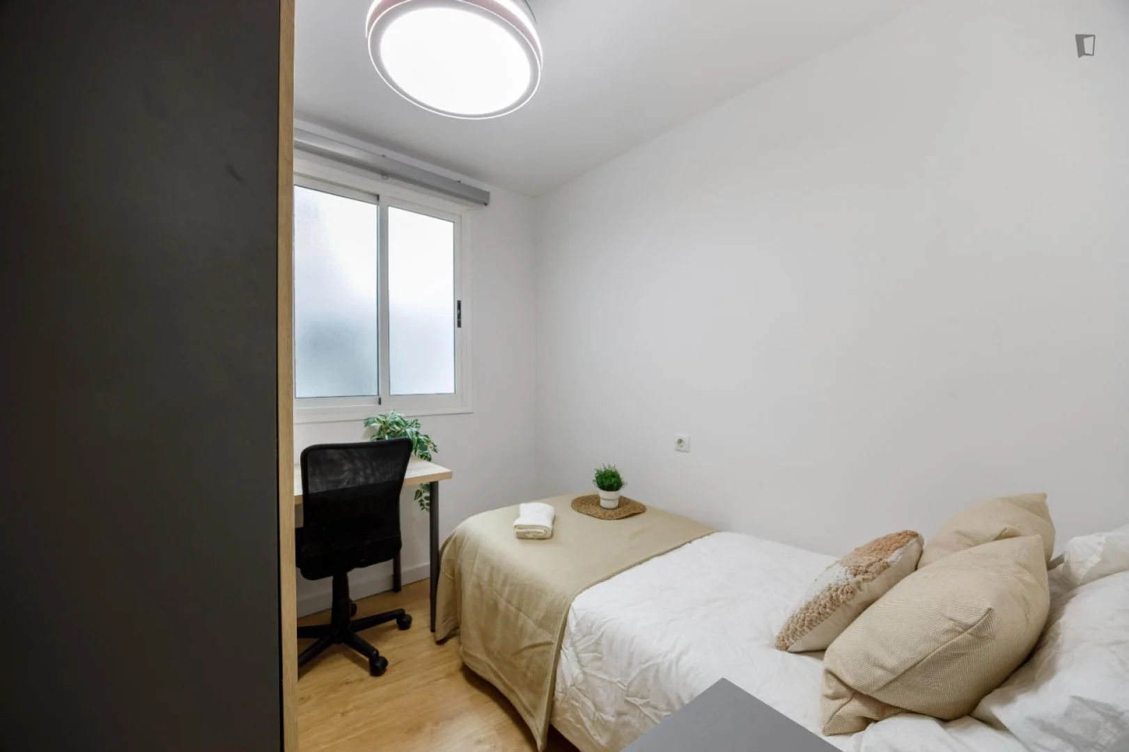 Habitación en apartamento estudiantil en alquiler en , completamente amueblado