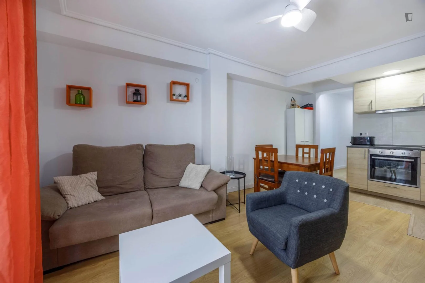 Habitación estudiantil amplia y cómoda en 