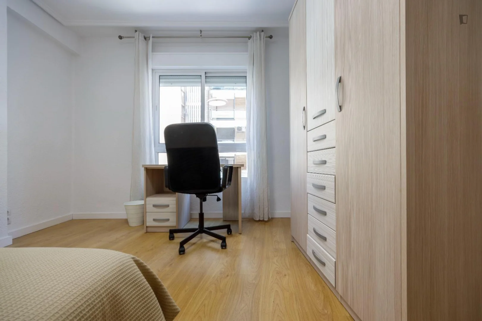Habitación estudiantil amplia y cómoda en 