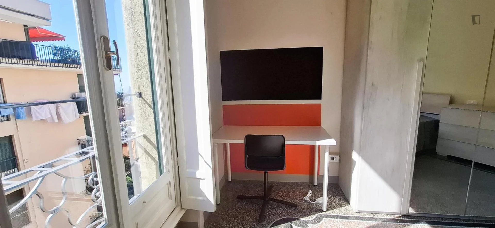 Functional student room perfect for studying in 