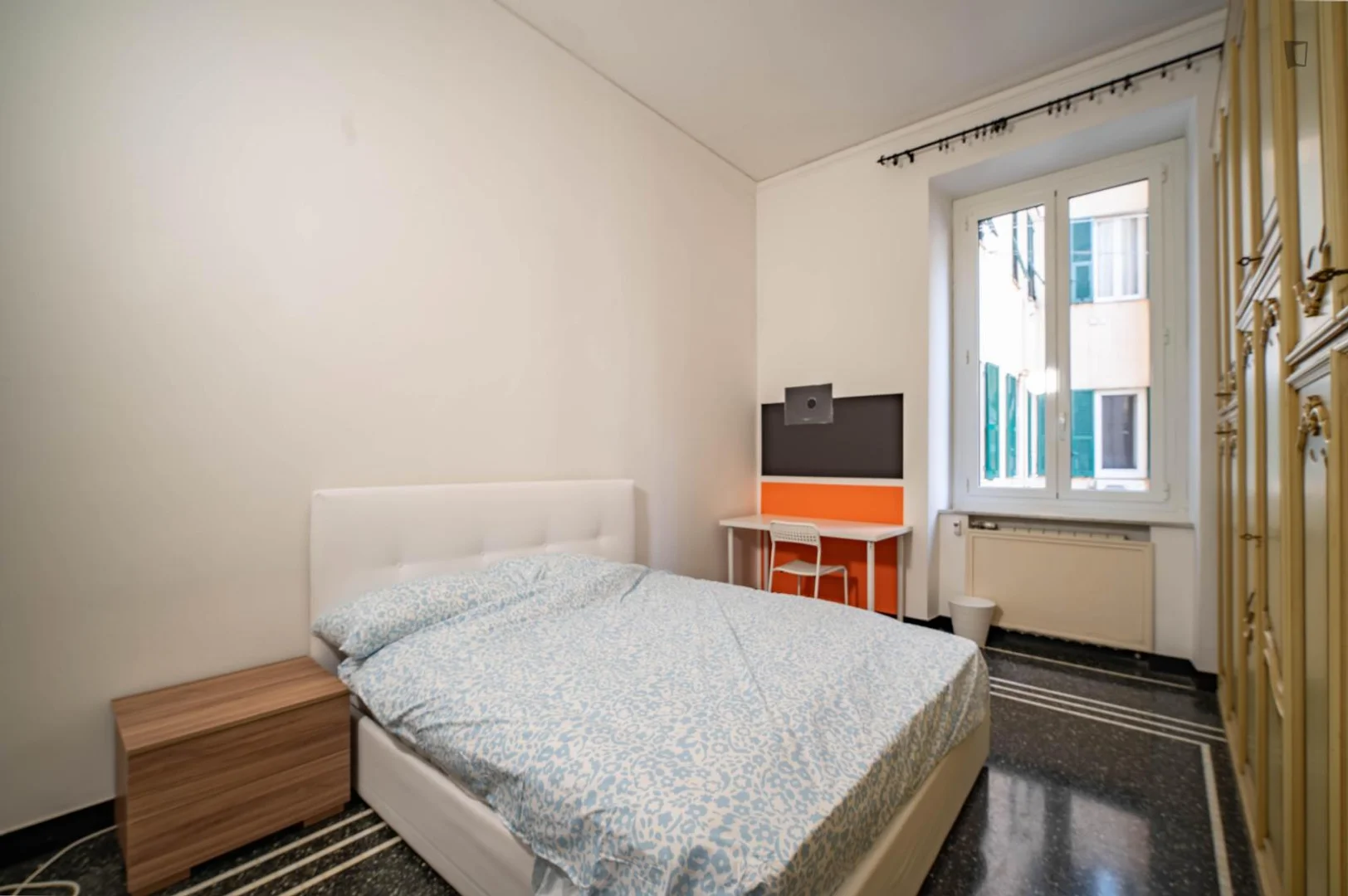 Functional student room perfect for studying in 