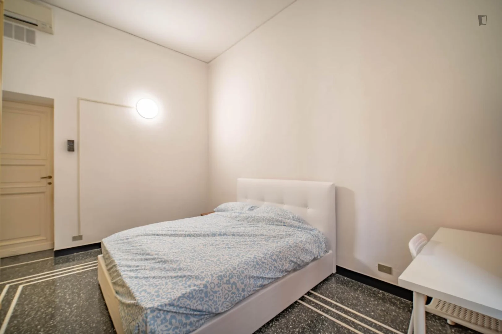 Comfortable and spacious student room in 