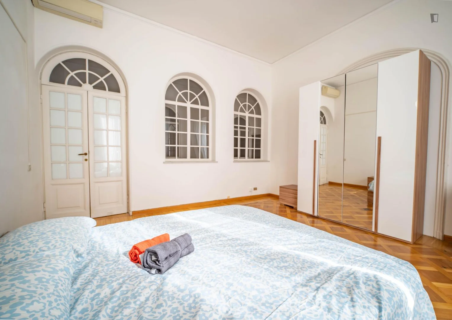 Affordable room for students with ample lighting in 