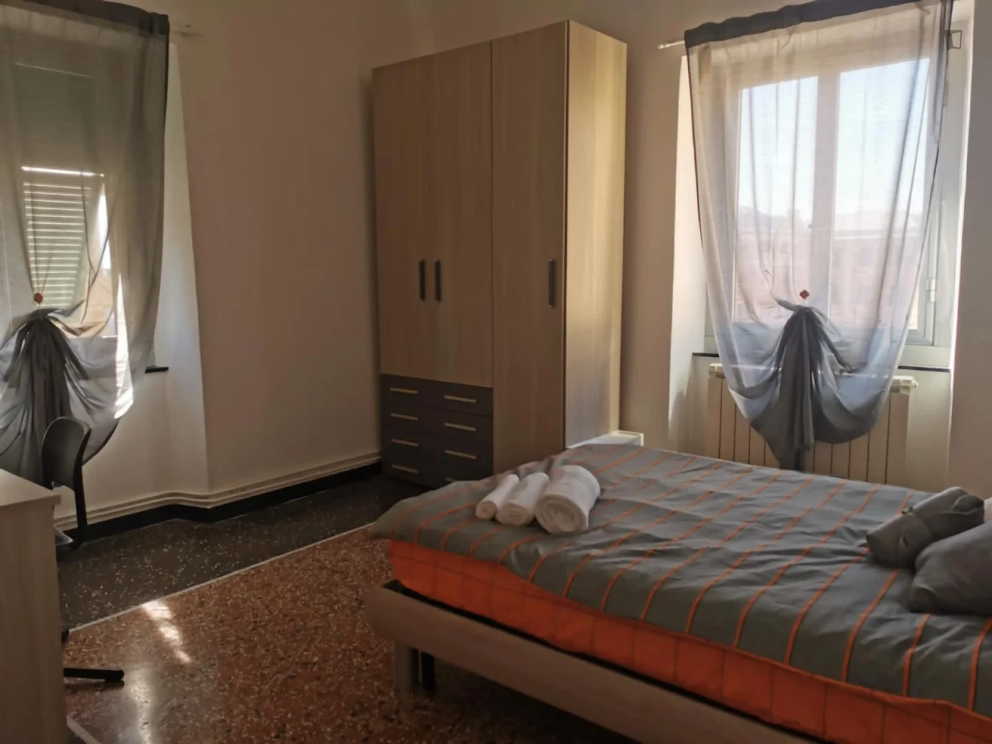 Functional student room perfect for studying in 
