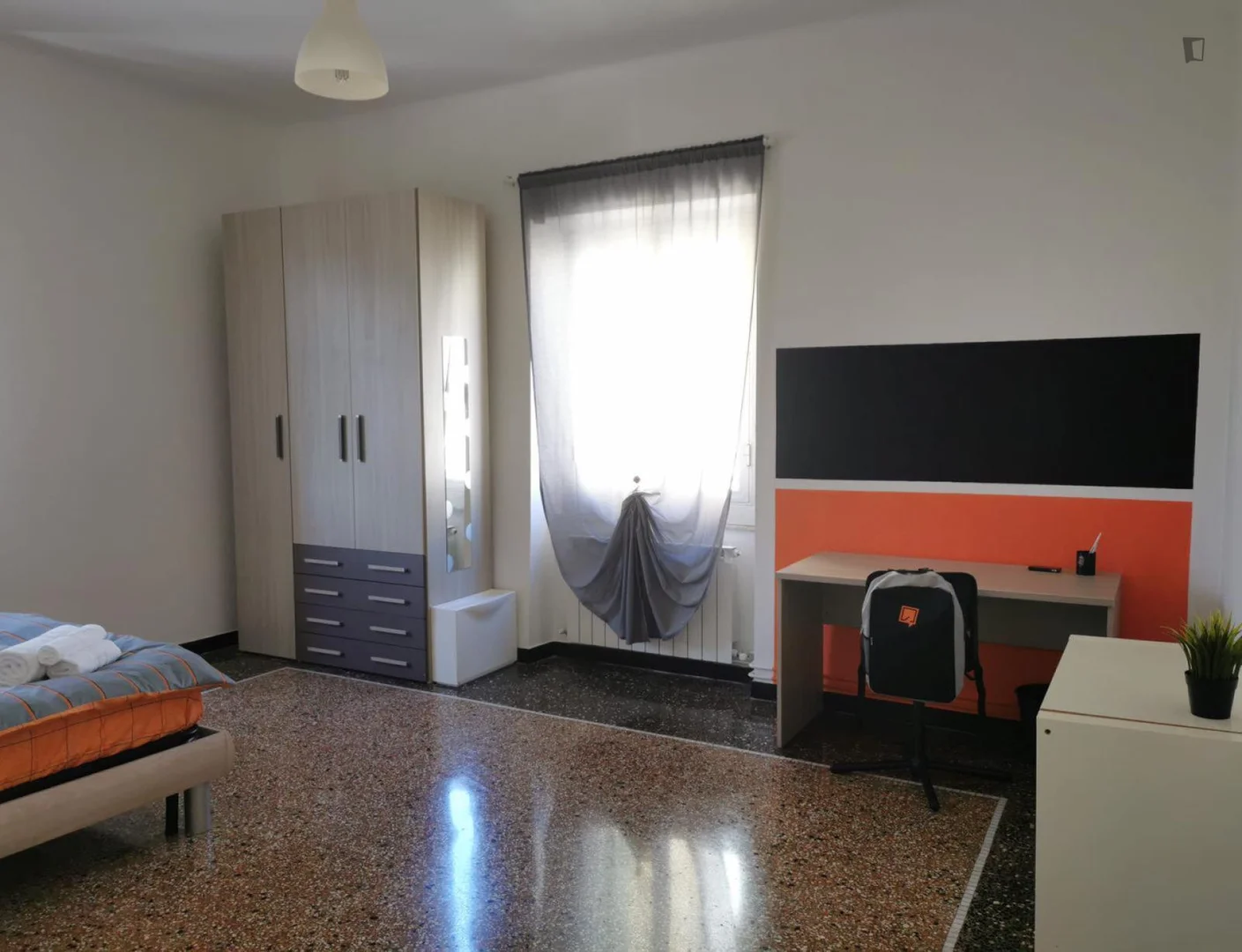 Bright and airy student room with easy university access in 
