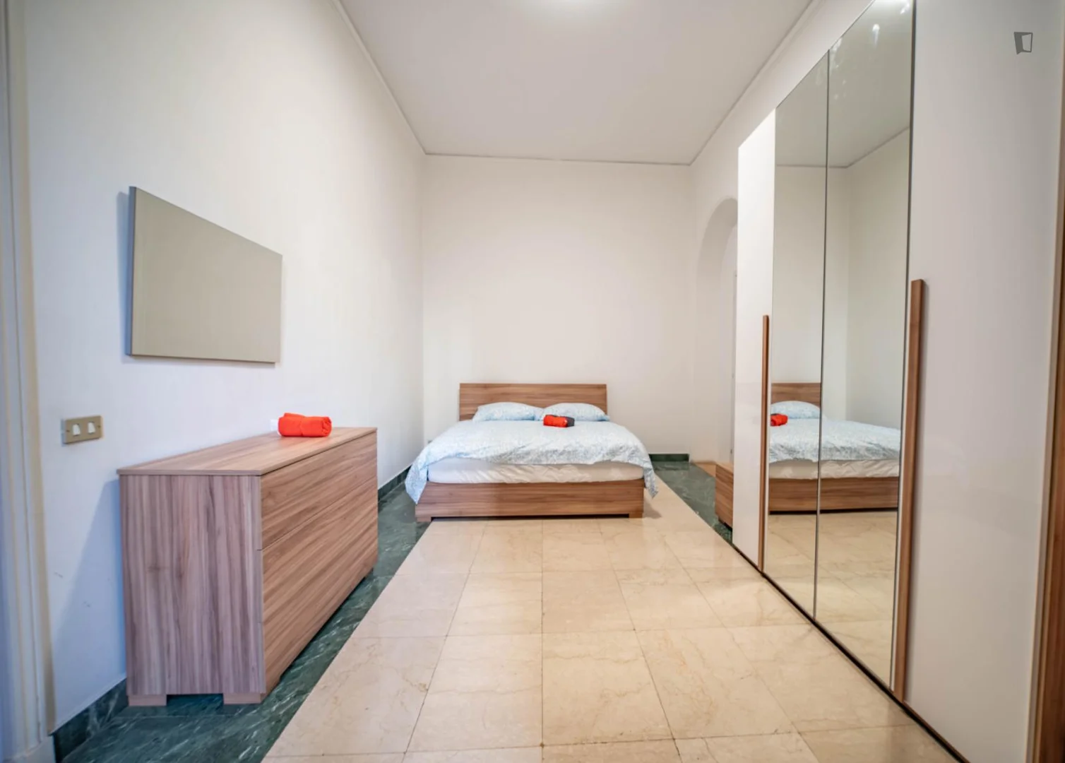 Bright and airy student room with easy university access in 