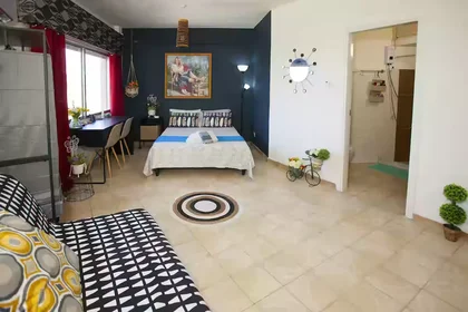 Appartamento intero in 28 October Avenue, immagine 2 di 9