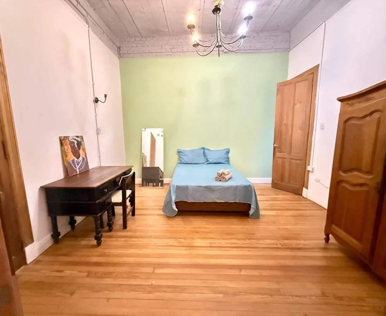 Habitación estudiantil funcional perfecta para estudiar en 